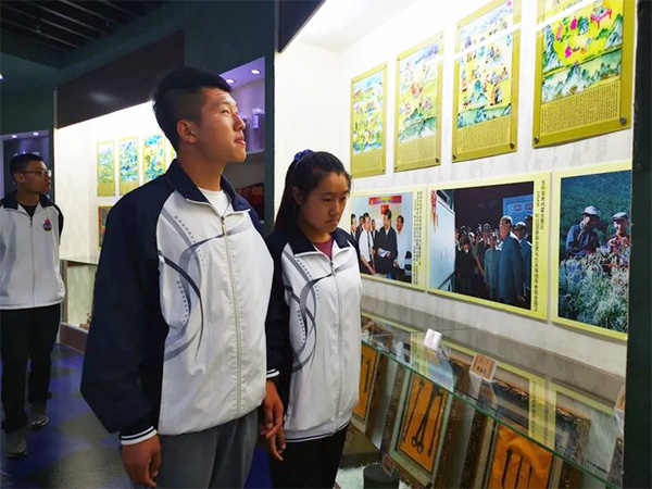 鄂托克旗民族综合职业中学学生参观蒙医药历史文化展厅